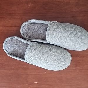 NWOT Womens House Slipper. Size 7-8. Gray.